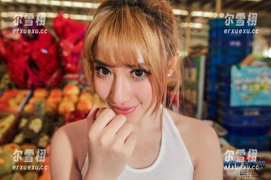 萱萱在爱丝的逛街秀场，原图配精选，果然够“诙谐”！