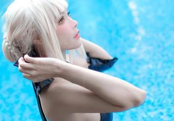 Kitkat Cosplay的写真集:选得恰到好处,芭芭拉·冈希尔德的优雅与俏皮集一体!