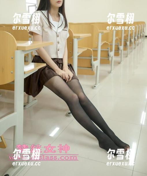 MSLASS梦丝女神 - 雪馨的黑丝袜学院图集：在课桌前的瞬息迷惑
