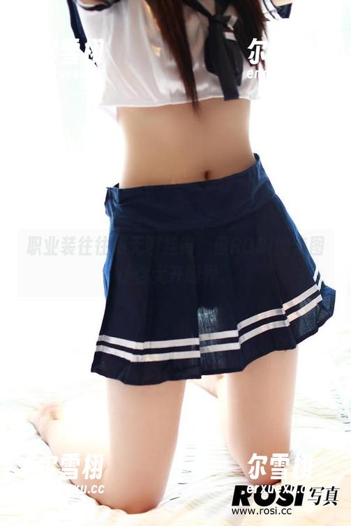 ROSI写真 职业装往往跟无聊挂钩,但ROSI的套图让你大开眼界。