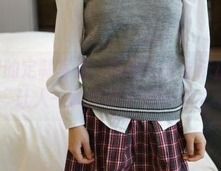 ROSI的定制写真，黑色长筒丝袜加持，让人一直想向下移视线。