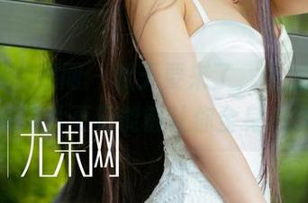 UGirls尤果网 – 秋天要来了，但妮小妖的泳衣图片更新能够让你全身心放松