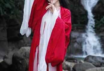 Xiuren秀人网 – Carol周妍希给的这组旗袍写真集，活生生在挑战我的审美界限，必须得分享！