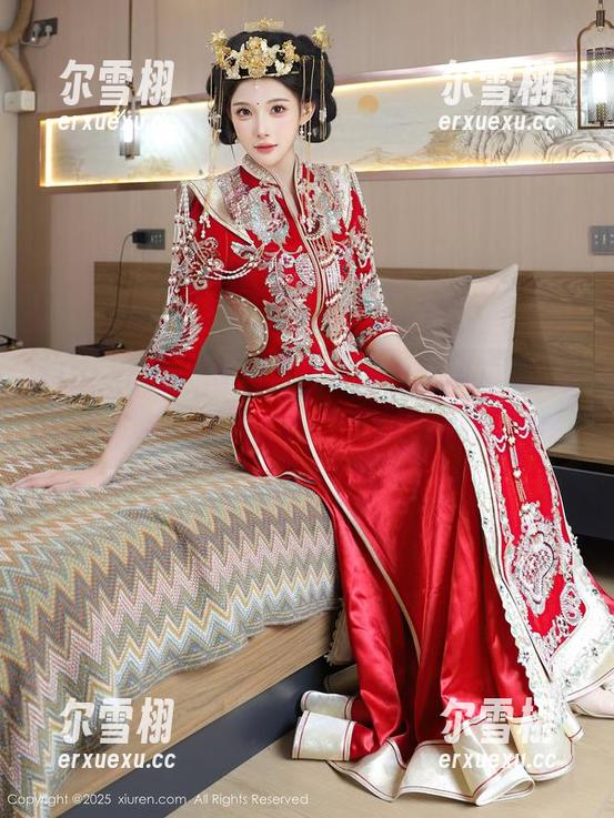 Xiuren秀人网 - 铺张华丽的定制写真，Elise谭晓彤在“秘密”的边缘微微游走。