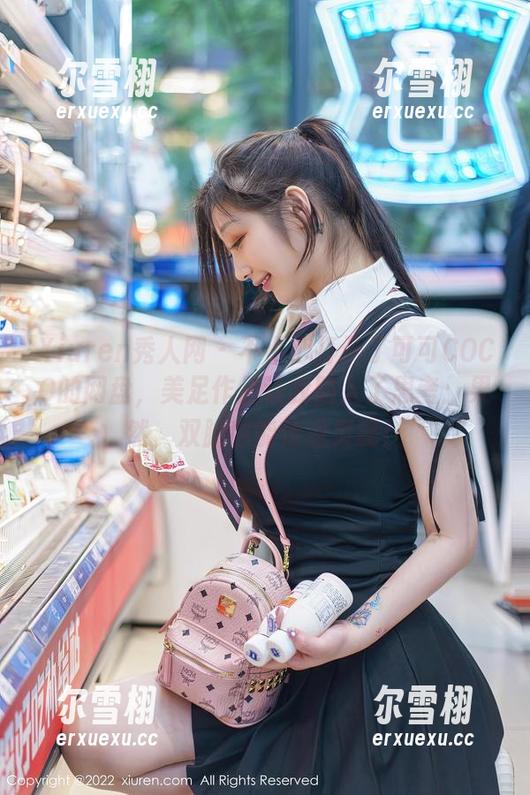 Xiuren秀人网-可可COCO Xiuren秀人网 - 不小心打开了可可COCO的网盘,美足作品让我陷入了思考:果然,双脚也能传递灵魂!
