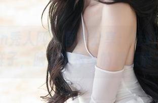 Xiuren秀人网 – 图片分享：杜viki带眼镜的样子，脑海中神奇的联想满天飞。