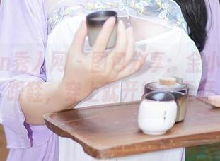 Xiuren秀人网 – 图包分享：金小依的高跟鞋，穿上就开始走天涯