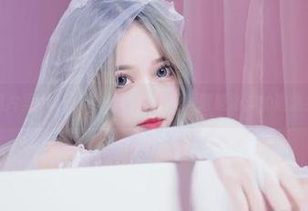 这图片里eloise软软的泳衣反而像是海洋的邀请函？