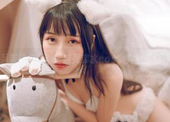 不呆猫研究所：最新死库水cos，完全不怕冷。