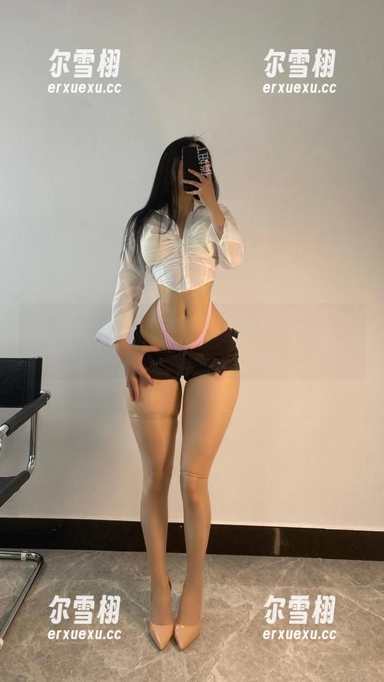 俏妞qiaoniuTT 微密圈 - 这才是俏妞qiaoniuTT的棉袜高清图包,我敢打赌你会偷瞄