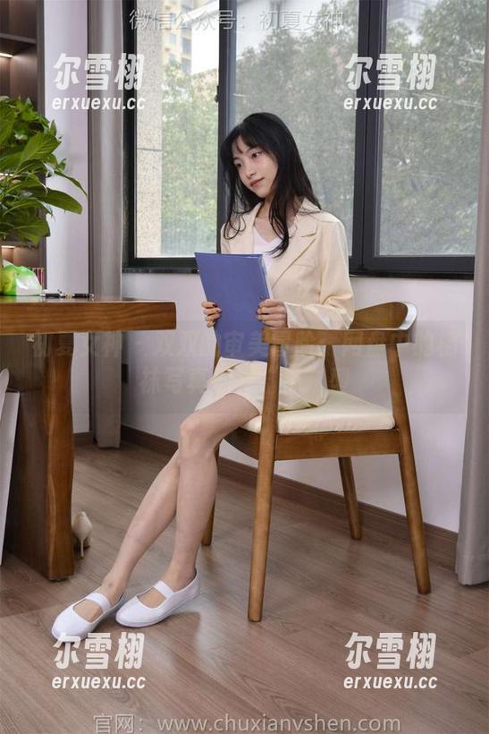初夏女神-双双 初夏女神 - 双双的审美冒险:网盘中的棉袜写真别样“袜”型