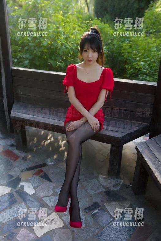 小女巫露娜在普通镭射紫的包围下，美得有些不真实，我想说这简直是魔法吧？