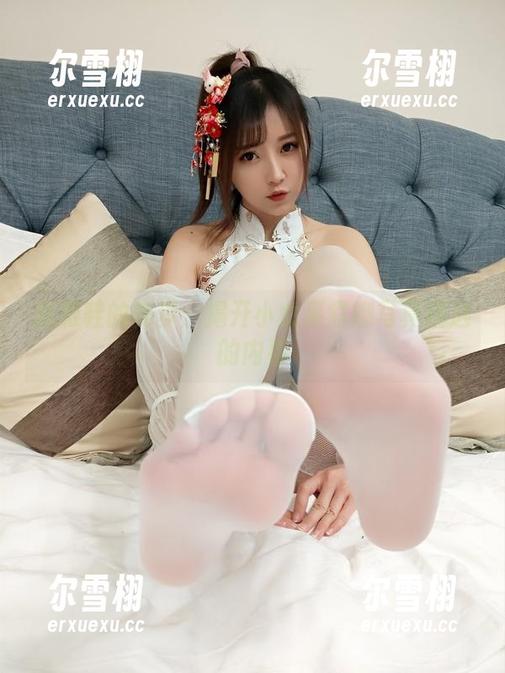 高跟鞋的舞步：揭开小女巫露娜写真精选的内幕