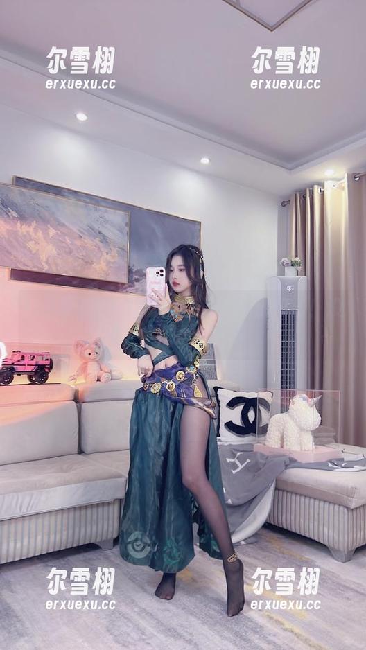白裙子+小小奶瓶儿=无与伦比的可爱！没错，套图马上下载！