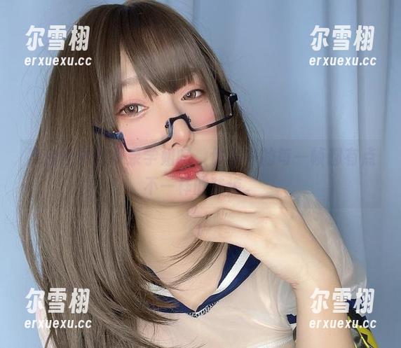 小泉学姐吖 黑白世界的小泉学姐吖,作品中的每一帧都有点不一样的味道。
