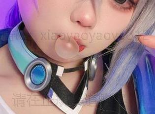 温柔？没见过的小瑶幺幺在线原图，似乎在闹着玩。