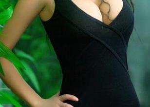 推女郎 – 潜入文档的同时更新：杨伊的写真，秘书偶尔萌发的灵感，与工作的节奏不和谐。
