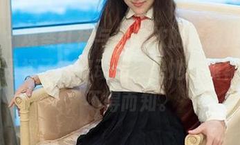 推女郎 – 观察红裙与赵惟依的亲密接触，无法确定是裙子在舞动，还是她在跟裙子约会，不得而知。