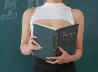 嗯…普美(bomi)的这一套“Bimilstory”内衣，完全有cos的潜力，我敢打赌她自己也想试试。