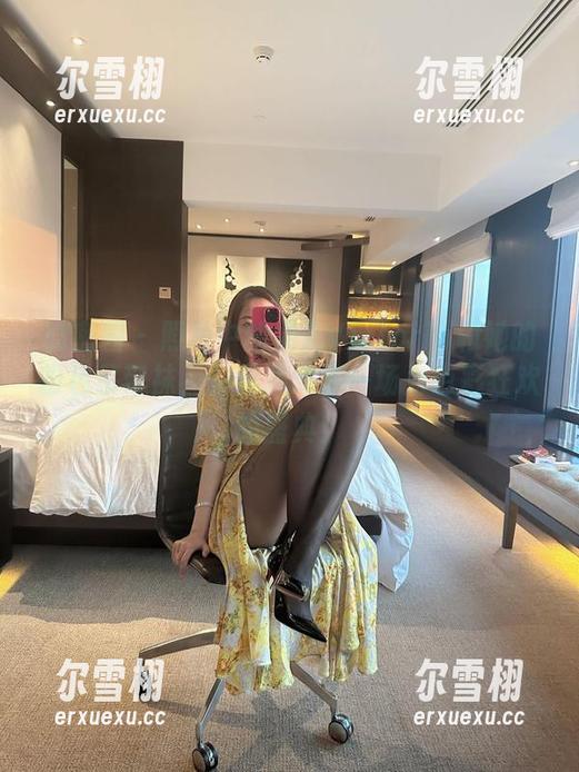 果儿Victoria 微密圈 - 照片中的果儿Victoria和她的粉色吊带袜,仿佛演绎了一场为色彩狂欢的盛典!