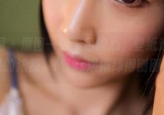 果团网 – 原图一颗黑色的心，壁纸透着不经意的浓烈，Miss琪演绎得刚刚好。