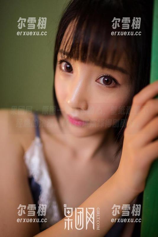 果团网 - 原图一颗黑色的心，壁纸透着不经意的浓烈，Miss琪演绎得刚刚好。