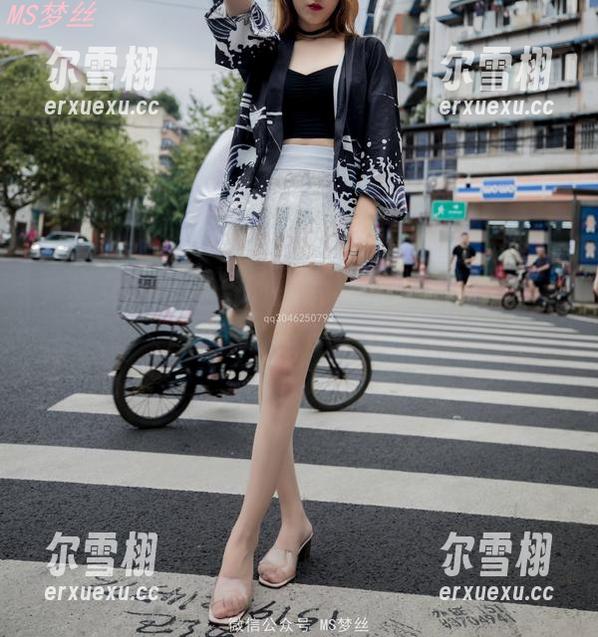 梦丝女神-小盐 梦丝女神 - 小盐的图片福利:黑风衣下,美腿展现还有点小撩~
