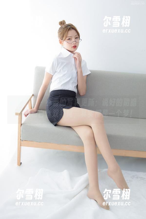 森萝财团-小香 森萝财团 - 小香的写真更新:说好的阴暗小房间和白丝双马尾,其实都是一个梦!