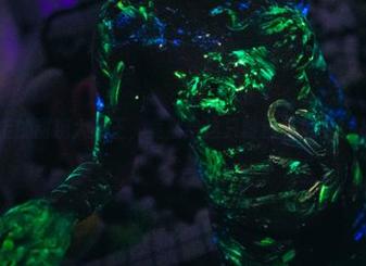写真上的甜糖大魔王，竟然给这只粉色兔兔也贴上标签