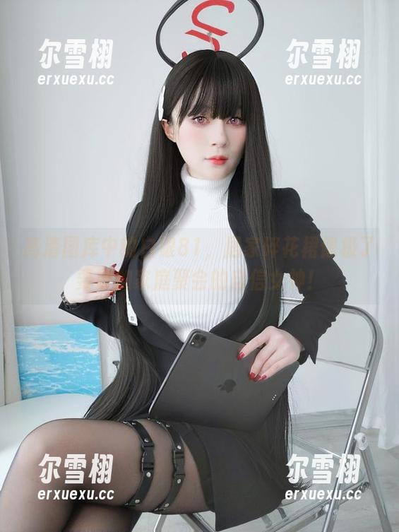 白银81 高清图库中的白银81,居家碎花裙像极了要参加家庭聚会的自信女神!