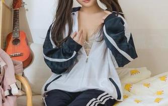 图片里神沢永莉的半双马尾与袜子正在挑战我的审美底线。