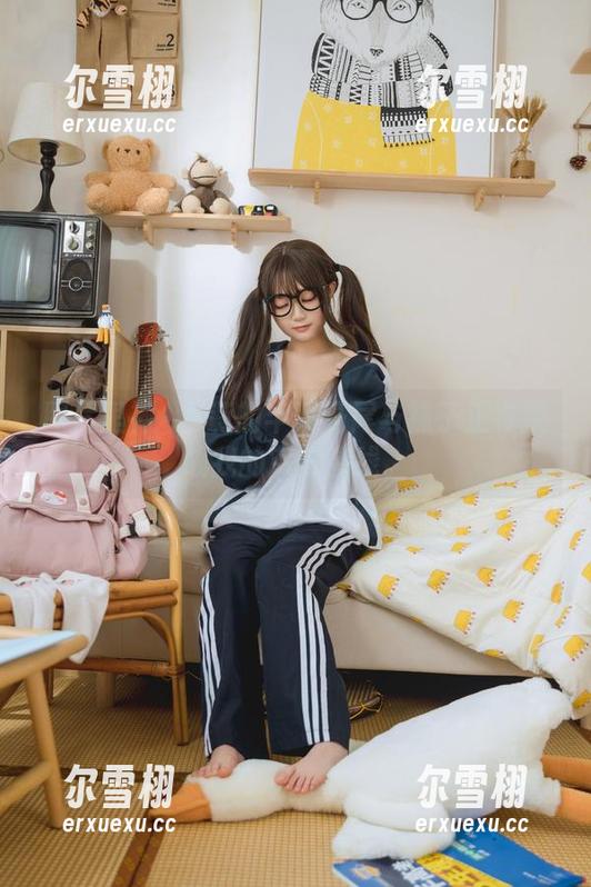 神沢永莉 图片里神沢永莉的半双马尾与袜子正在挑战我的审美底线。