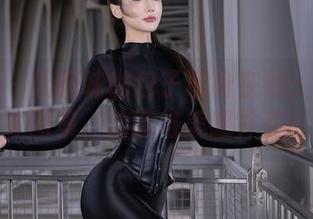 秀人网 – 奶茶味的包子现身在线：优雅皮衣图集，功能与美感并存！