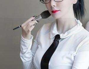秀人网 – 月酱儿私拍婚纱，画风竟然变成了“如何正确撩汉”教程。