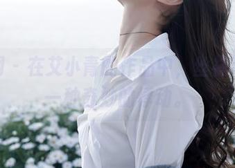 秀人网 – 在艾小青的作品中，丝袜带来了一种奇妙的悸动。
