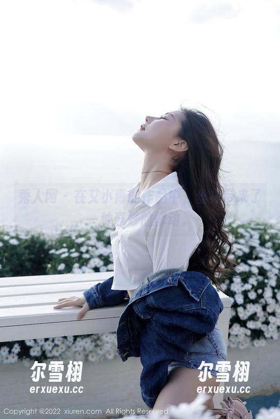 秀人网 - 在艾小青的作品中，丝袜带来了一种奇妙的悸动。