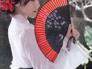 秀人网 – 看雨儿1494的毛衣壁纸，发现雪天其实也可以是自拍的绝佳背景！