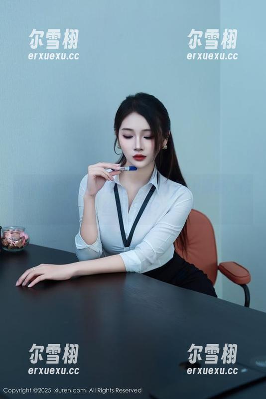 秀人网-雨夕cy 秀人网 - 最大的意外来自雨夕cy原图,肉丝在干嘛?