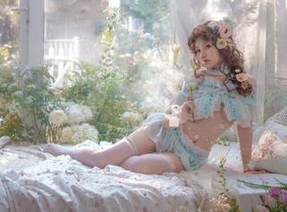 芊川一笑MNK的白丝写真，白到让人以为这是另一个次元。