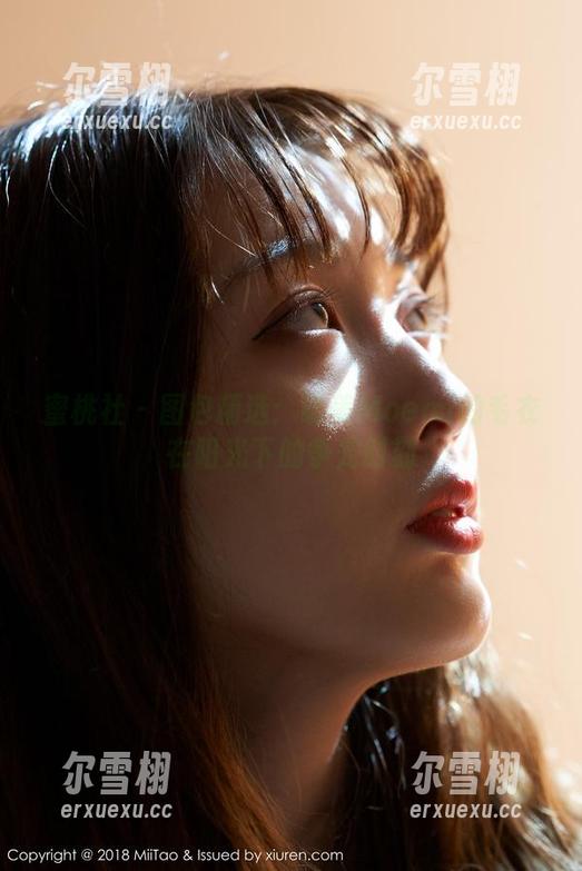 蜜桃社-萌美Moemi 蜜桃社 - 图包精选:萌美Moemi的毛衣在阳光下的争宠时刻