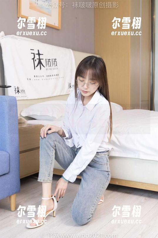 袜啵啵 - 菠萝的私房美图集：裸足就像她的个性，惹人注意总是那么自然。
