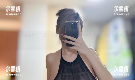 微密圈 - 私拍护士，醇子小姨把这种色气玩得令人上头，套图让我想多停留一会儿。