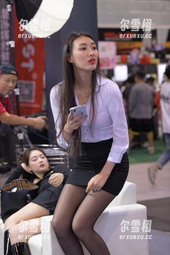 魔镜街拍-婷婷 魔镜街拍 - 工作与休闲的平衡术,婷婷的OL薄丝图集给你灵感