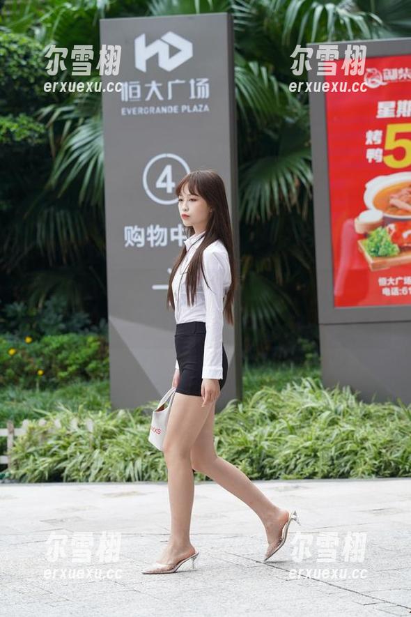 魔镜街拍 - 最新全集——曼曼姐姐的甜美瞬间，想问问这位麻豆是不是换了发型？