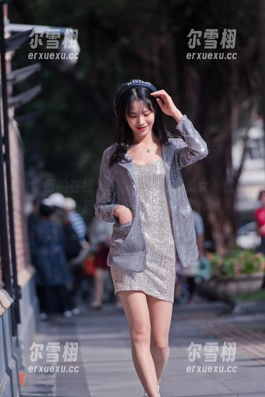 魔镜街拍 魔镜街拍在线,遇到小百褶裙美女,忧伤的小屁屁终于有个对手了!