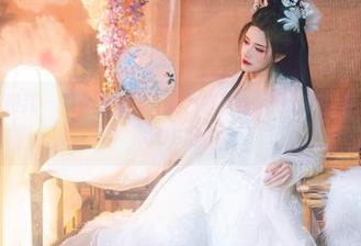 有没有人和我一样默默在想，鹿八岁baby是怎样搞定这身礼服COS的？