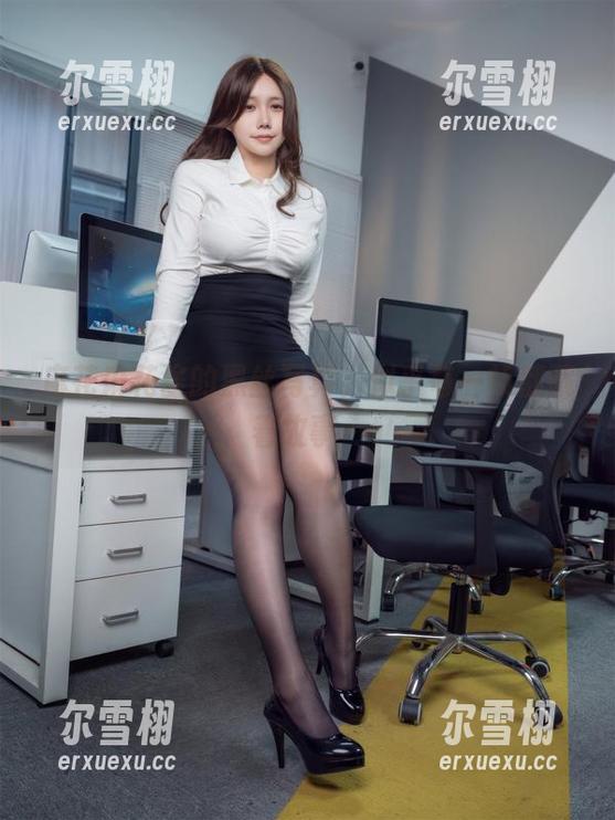 麻花麻花酱的黑丝写真，似乎每一帧都藏着故事…